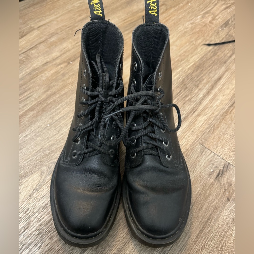 DOC MARTENS WOMEN SIZE 8 LEATHER BOOTS